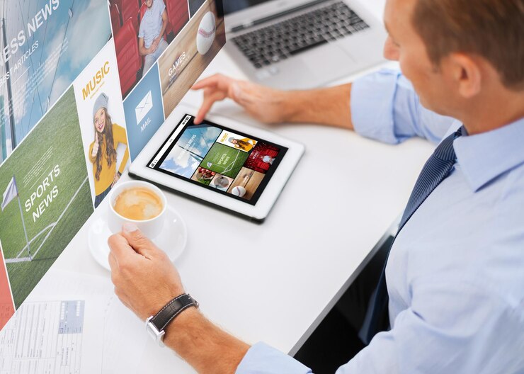 Foto negocios, personas, medios de comunicación y concepto de tecnología - hombre de negocios con tablet pc leyendo noticias de internet y bebiendo café en la oficina