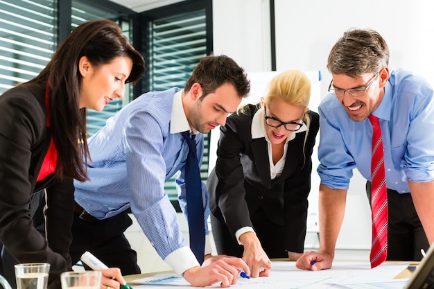 Foto negocios, personas en la oficina trabajando en equipo