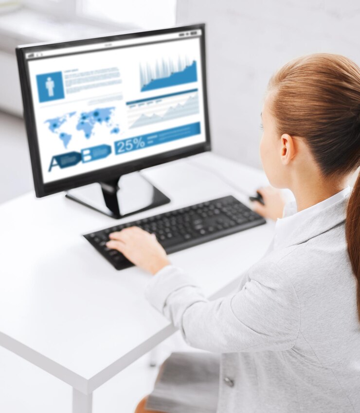Foto negocios, personas, tecnología, estadísticas y concepto de educación - mujer de negocios o estudiante con gráficos en la pantalla de la computadora sentada en la mesa de la oficina