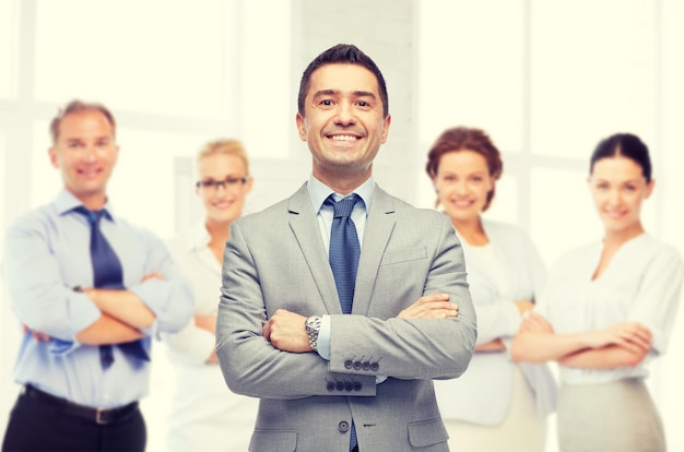 negócios, pessoas e conceito de escritório - equipe de negócios sorridente feliz sobre o fundo da sala de escritório