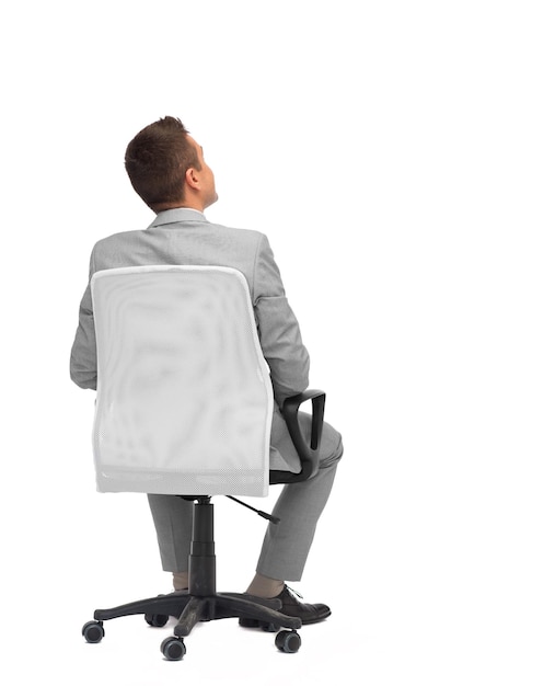 Negócios, pessoas, móveis, visão traseira e conceito de escritório - empresário sentado na cadeira do escritório de trás