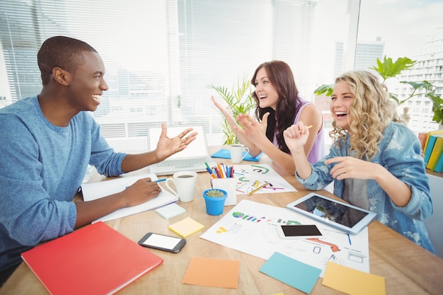 Negócios pessoas rindo enquanto trabalha na mesa