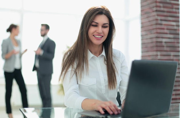 Negócios responsáveis no local de trabalho no escritório