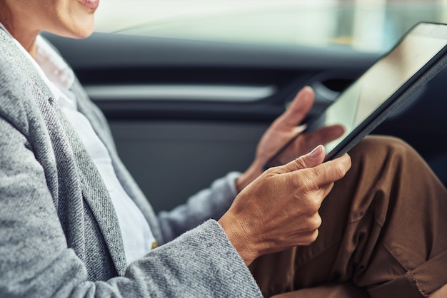 Negocios y tecnologías toma recortada de mujer de negocios que trabaja en línea en el camino a la oficina que es