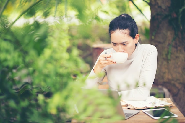 Negocios trabajando con café, tiempo de la mañana.