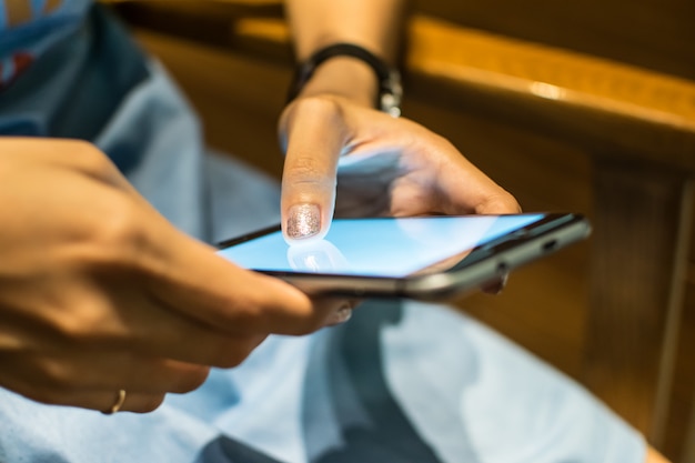 Foto negócios trabalhando com dispositivos modernos, computador digital e telefone celular