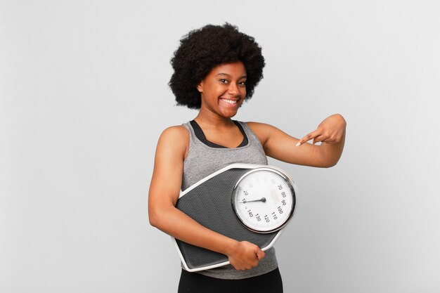 negra afro fitness com balança ou balança