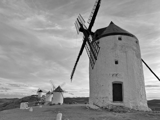 Foto negro y blanco de los molinos de consuegra el lugar donde las historias de don quijote de la mancha