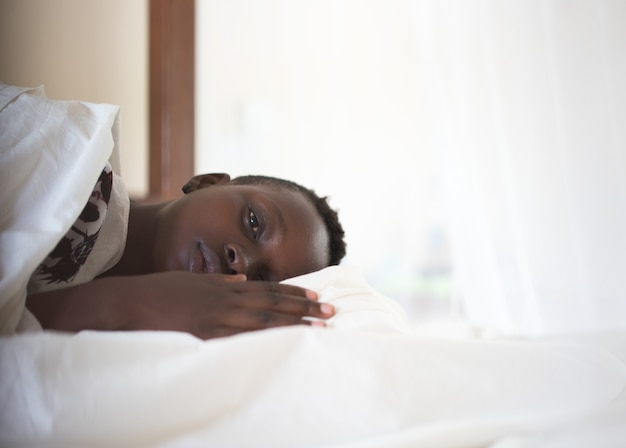 Negro chica en cama