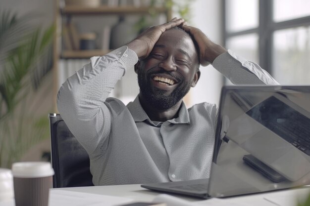 Negro feliz relaxa-se na secretária depois de um trabalho bem sucedido