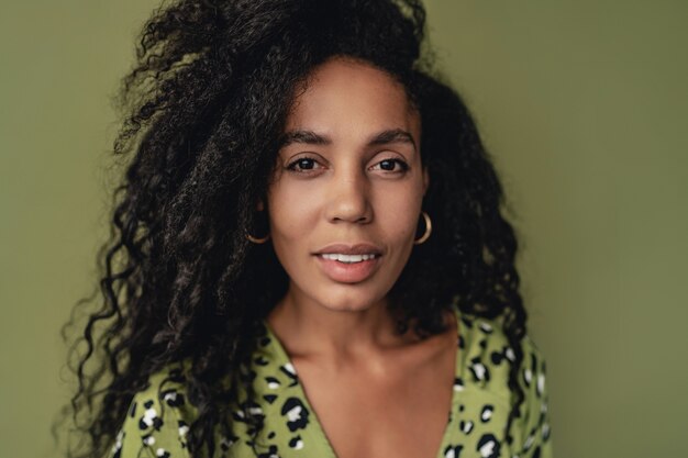 Foto negro, mujer americana africana, posar, en, elegante, verde, leopardo, impreso, vestido, aislado, en, verde