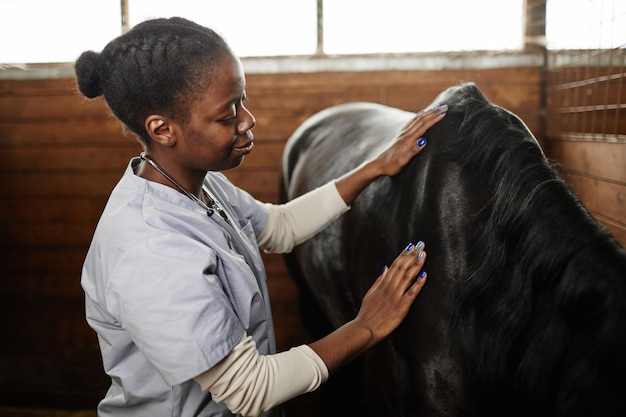 negro, mujer joven, veterinario