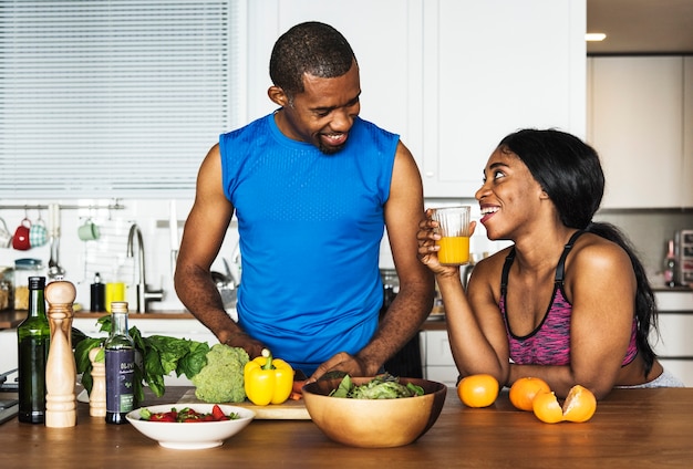 Negro par cocinar alimentos saludables en la cocina