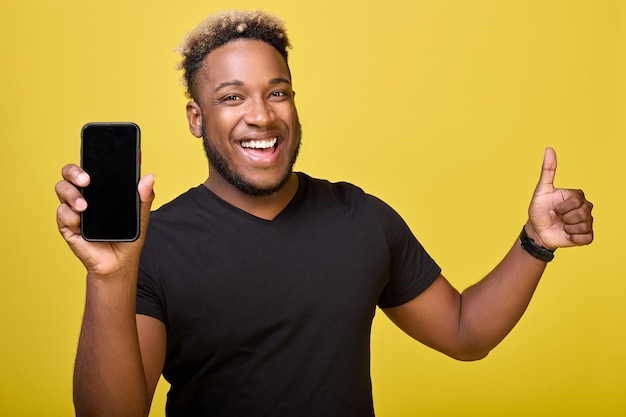 Negro satisfeito recebeu mensagem alegre em seu smartphone modelo mais recente