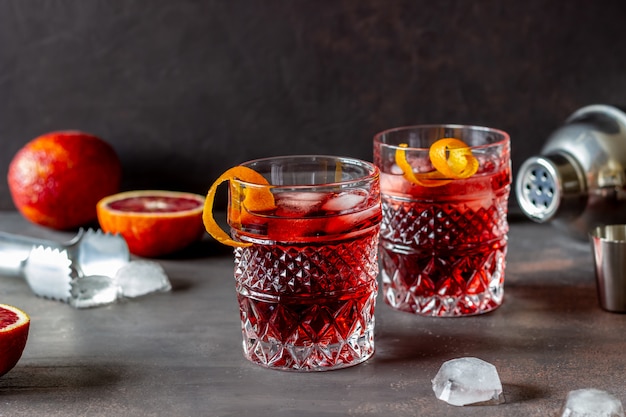 Negroni cocktail. Amargo, gin, vermute, gelo. Barra. Receitas. Bebidas alcoólicas.