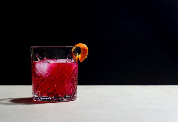 Negroni Cocktail. Bitter, Gin, Wermut, Eis. Bar. Rezepte. Alkoholische Getränke.