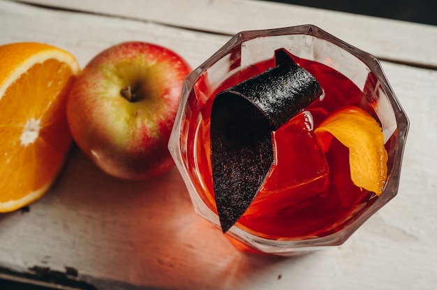 Negroni-Cocktail im altmodischen Glas