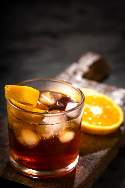 Negroni-Cocktail mit Orange auf dunklem Hintergrund