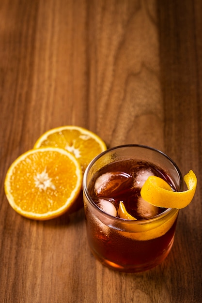 Negroni-Cocktail mit Orange auf Holzuntergrund