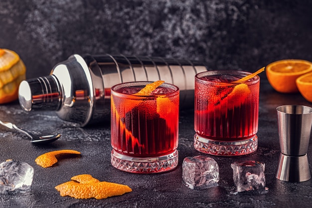 Negroni Cocktail mit Orangenschale und Eis