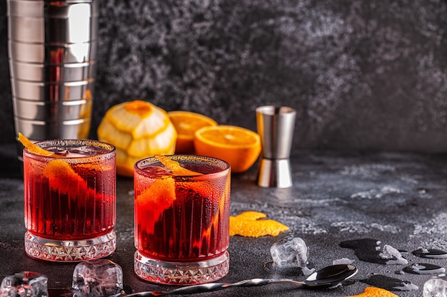 Negroni cocktail mit orangenschale und eis