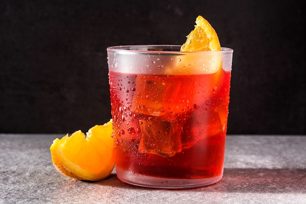 Negroni Cocktail mit Stück Orange