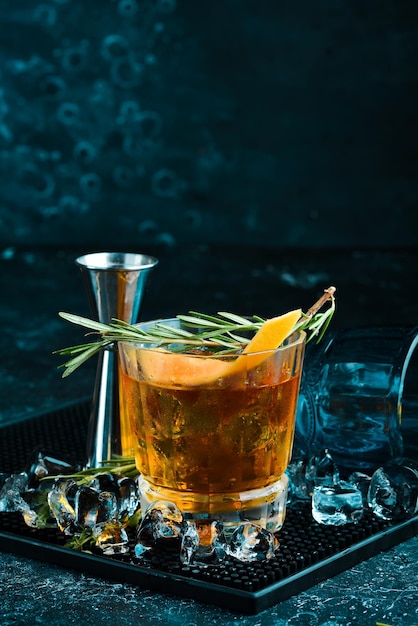 Negroni coquetel alcoólico com casca de laranja Em um fundo preto Vista superior