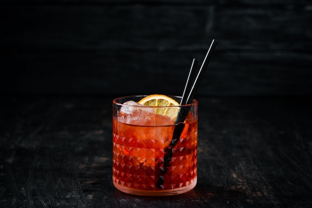 Foto negronisprits cóctel alcohólico en un vaso sobre un fondo de madera vista superior espacio de copia libre