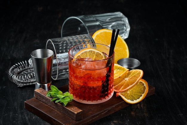 NegroniSprits Cóctel alcohólico en un vaso Sobre un fondo de madera Vista superior Espacio de copia libre