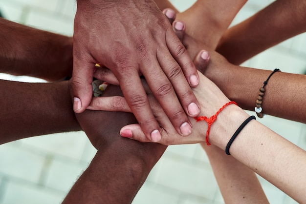 Los negros con las manos unidas. Grupo de personas apilando las manos juntas.