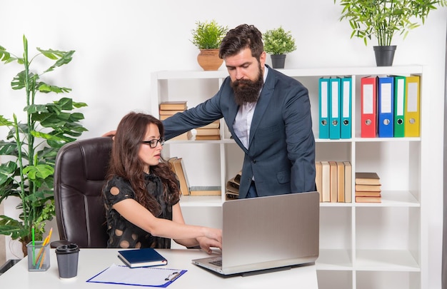 Nehmen ihre Arbeit ernst Büroangestellte Kollegen verwenden Laptops für die Büroarbeit