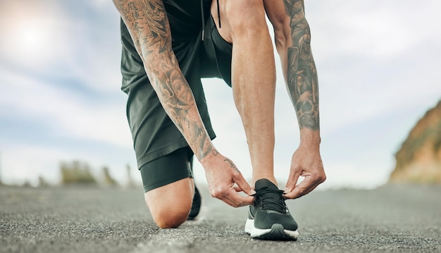 Nehmen Sie die Reise des Lebens auf Aufnahme einer nicht wiederzuerkennenden Person, die vor einem Lauf ihre Schnürsenkel zubindet