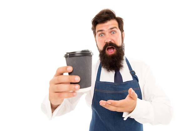 Nehmen Sie eine Tasse frischen Kaffee zum Mitnehmen. Bärtiger Mann hält Papierkaffeetasse. Wegbringen. Barista hat für Sie Kaffee zubereitet. Frischen Kaffee genießen. Reifer Barista in Schürze, isoliert auf weiss. Robusta Arabica-Mischung.