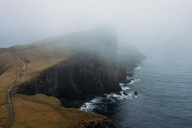 Foto neist point um famoso farol na escócia que pode ser encontrado na ponta mais ocidental da ilha de skye perto do município de glendale foogy day