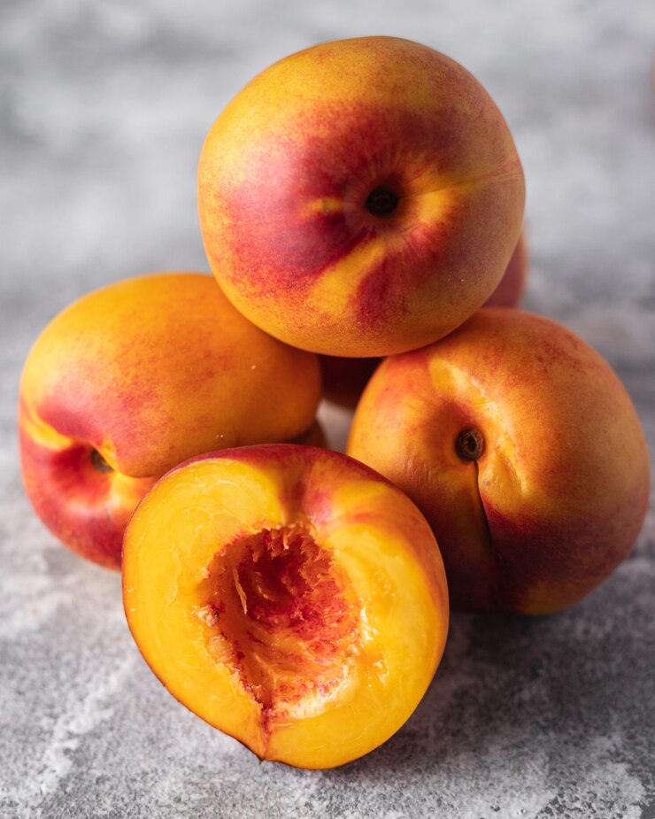 Foto nektarine frischer pfirsich süße frucht dessert süßigkeiten mahlzeit snack auf dem tisch kopie raum essen hintergrund