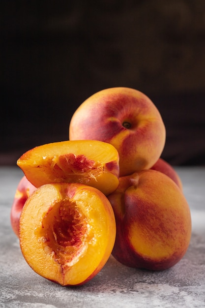 Nektarine oder Pfirsich süße Frucht natürliche Dessert Süßigkeiten Mahlzeit Snack auf dem Tisch Kopie Raum Essen