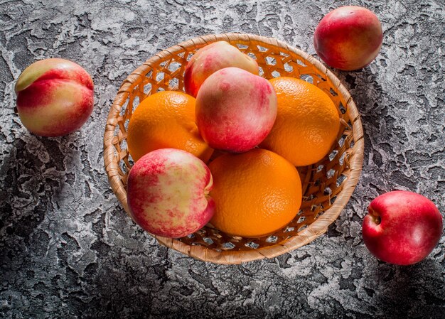 Nektarinen und Orangen in einem Teller mit frischem Obst