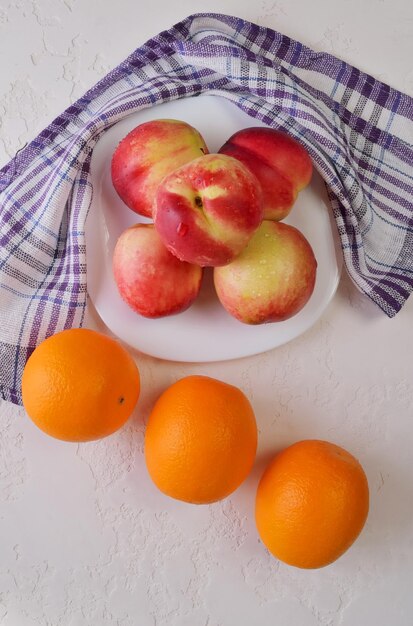 Nektarinen und Orangen in einem Teller mit frischem Obst