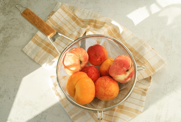 Nektarinen und Pfirsiche auf der Tischdecke - frische natürliche und umweltfreundliche saisonale Lebensmittel von oben