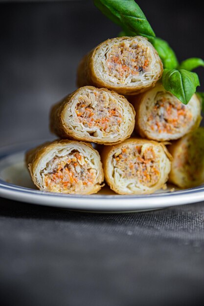 Foto nem carne y verduras nems salsa picante cocina rollitos de primavera fritos comida fresca comida saludable