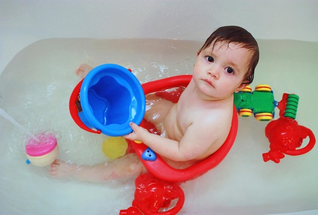 nena, tener, baño, en, cuarto de baño