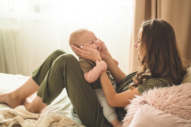 Nene, con, madre, en la cama