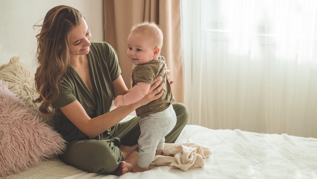 Nene, con, madre, en la cama