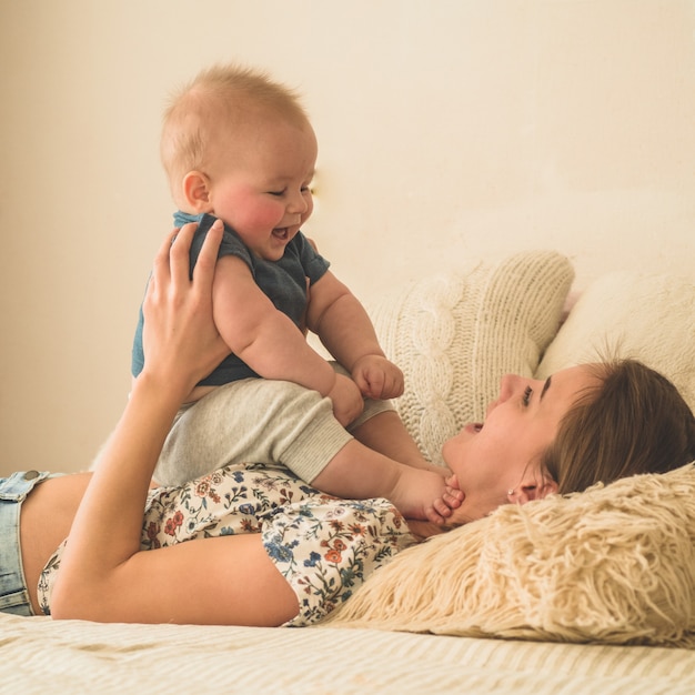 Nene, con, madre, en la cama