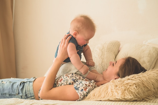 Nene, con, madre, en la cama