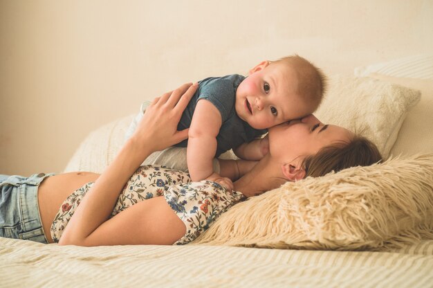 Nene, con, madre, en la cama