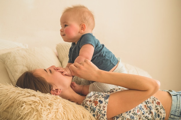 Nene, con, madre, en la cama