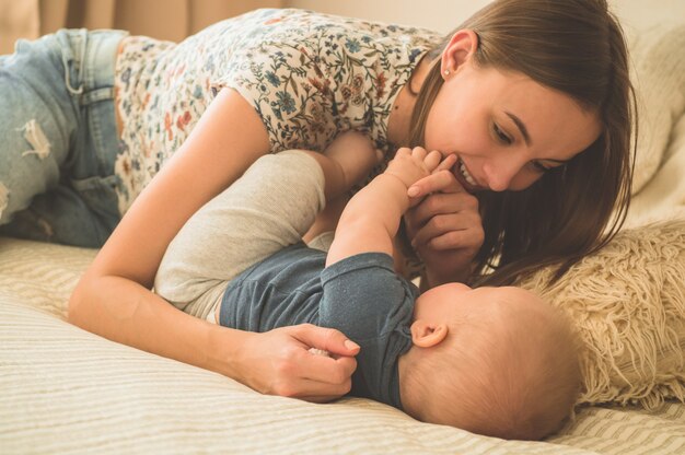 Nene, con, madre, en la cama