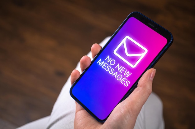 Nenhum novo texto de mensagens na tela do celular closeup mulher usando smartphone para conversar com o conceito de comunicação foto