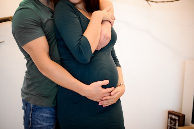 Nenhum retrato de rosto de homem abraçando mulher grávida